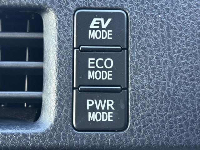 エスクァイア ハイブリッドGi 禁煙車 メーカー11インチ後席モニター 純正8型ナビ 両側電動スライドドア フルセグ バックカメラ 黒革シート シートヒーター ビルトインETC 置くだけ充電 純正15インチアルミホイール LED(65枚目)