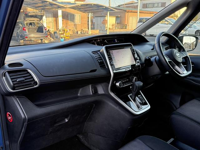 セレナ ハイウェイスター　ＶセレクションＩＩ　禁煙車　純正後席モニター　純正９インチナビ　フルセグ　アラウンドビューカメラ　プロパイロット　パーキングアシスト　衝突軽減ブレーキ　レーンキープ　デジタルインナーミラー　障害物センサー　純正１６ＡＷ（48枚目）