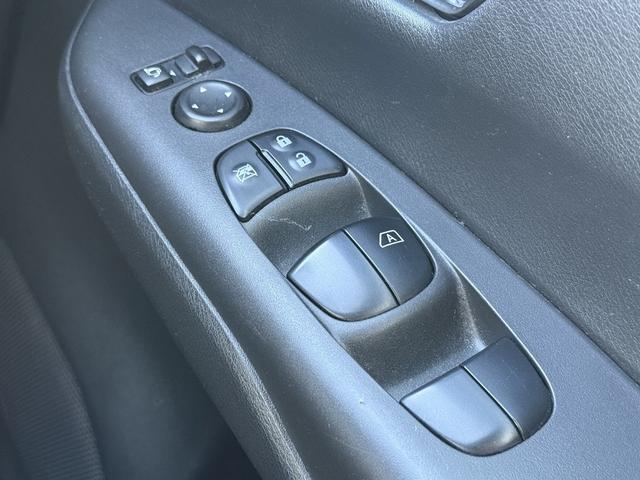 セレナ ハイウェイスター　ＶセレクションＩＩ　禁煙車　純正後席モニター　純正９インチナビ　フルセグ　アラウンドビューカメラ　プロパイロット　パーキングアシスト　衝突軽減ブレーキ　レーンキープ　デジタルインナーミラー　障害物センサー　純正１６ＡＷ（74枚目）