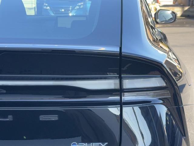 プリウス Ｚ　禁煙車　純正１２．３インチナビ　アラウンドビューカメラ　フルセグ　電動リアゲート　デジタルインナーミラー　パワーシート　シートエアコン・ヒーター　パーキングアシスト（13枚目）