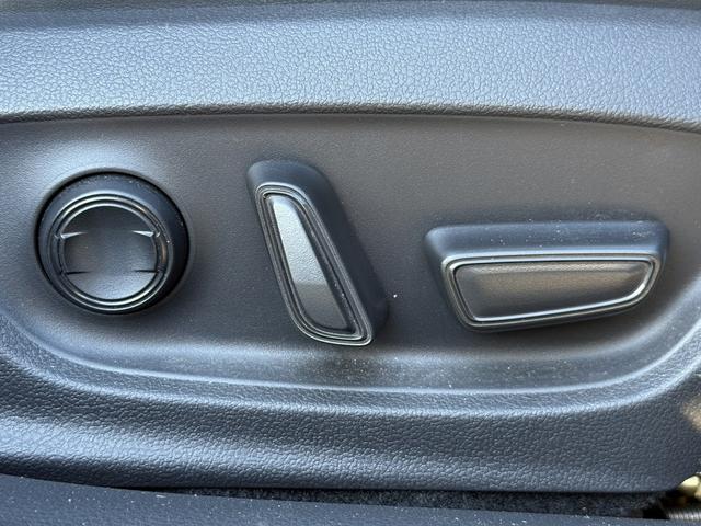 プリウス Ｚ　禁煙車　純正１２．３インチナビ　アラウンドビューカメラ　フルセグ　電動リアゲート　デジタルインナーミラー　パワーシート　シートエアコン・ヒーター　パーキングアシスト（62枚目）