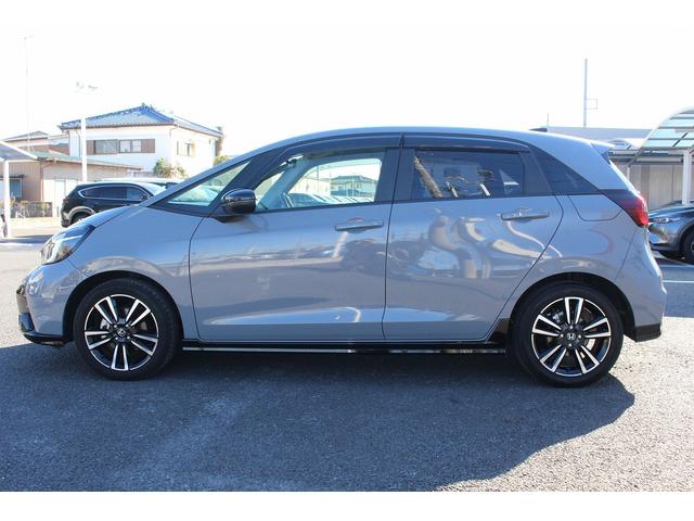 フィット ｅ：ＨＥＶ　ＲＳ　禁煙車　純正８インチナビ　フルセグ　バックカメラ　衝突軽減ブレーキ　運転支援システム　アダプティブクルーズコントロール　白線逸脱警報　パーキングアラート　ホールド機能付ブレーキ　ビルドインＥＴＣ２．０（11枚目）