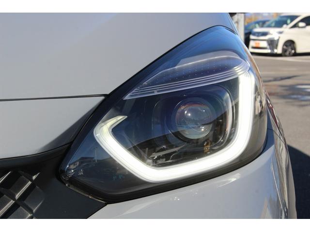 フィット ｅ：ＨＥＶ　ＲＳ　禁煙車　純正８インチナビ　フルセグ　バックカメラ　衝突軽減ブレーキ　運転支援システム　アダプティブクルーズコントロール　白線逸脱警報　パーキングアラート　ホールド機能付ブレーキ　ビルドインＥＴＣ２．０（12枚目）