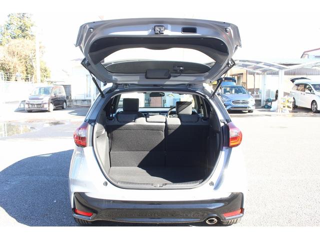 フィット ｅ：ＨＥＶ　ＲＳ　禁煙車　純正８インチナビ　フルセグ　バックカメラ　衝突軽減ブレーキ　運転支援システム　アダプティブクルーズコントロール　白線逸脱警報　パーキングアラート　ホールド機能付ブレーキ　ビルドインＥＴＣ２．０（42枚目）