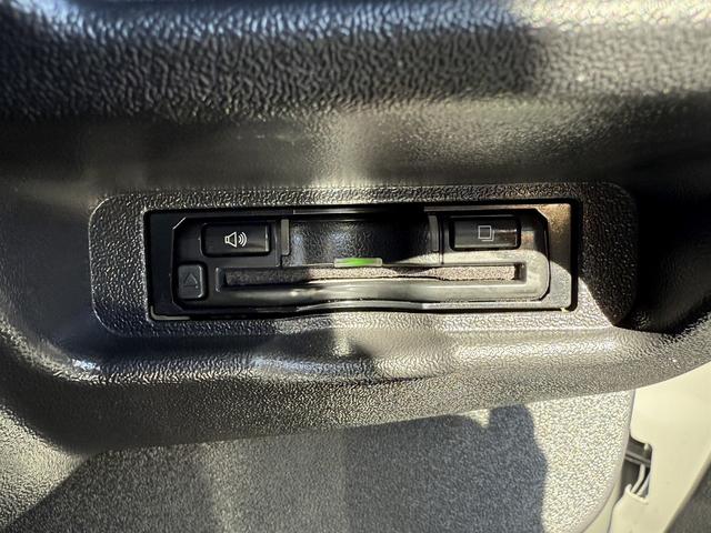 ハイエースバン ロングスーパーＧＬ　禁煙車　ナビ　フルセグ　バックカメラ　衝突軽減ブレーキ　運転支援システム　純正１５インチアルミ　パーキングサポートブレーキ　オートハイビーム　　ＵＳＢ入力端子　ＬＥＤヘッドライト　ビルトインＥＴＣ（6枚目）