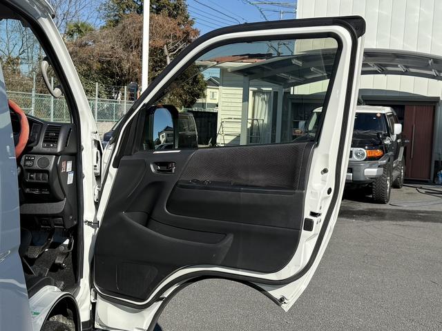 ハイエースバン ロングスーパーＧＬ　禁煙車　ナビ　フルセグ　バックカメラ　衝突軽減ブレーキ　運転支援システム　純正１５インチアルミ　パーキングサポートブレーキ　オートハイビーム　　ＵＳＢ入力端子　ＬＥＤヘッドライト　ビルトインＥＴＣ（28枚目）