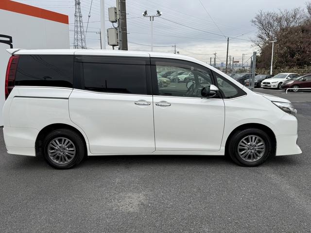 エスクァイア Ｇｉ　禁煙車　純正ナビ　両側電動スライドドア　衝突軽減ブレーキ　フルセグ　バックカメラ　黒革シート　クルーズコントロール　レーンキープ　アイドリングストップ　ビルドインＥＴＣ　ＬＥＤヘッドライト（9枚目）