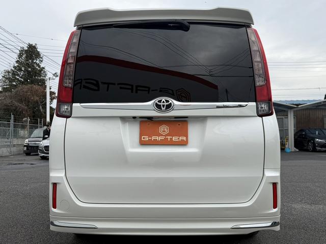 エスクァイア Ｇｉ　禁煙車　純正ナビ　両側電動スライドドア　衝突軽減ブレーキ　フルセグ　バックカメラ　黒革シート　クルーズコントロール　レーンキープ　アイドリングストップ　ビルドインＥＴＣ　ＬＥＤヘッドライト（10枚目）