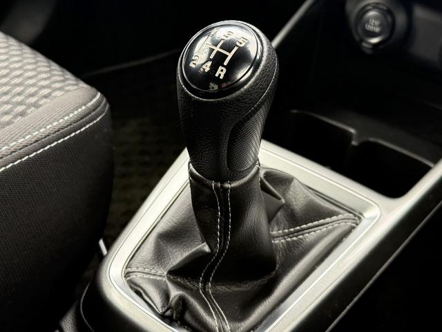 スイフト ＲＳ　５ＭＴ　セーフティーパッケージ　純正８インチナビ　フルセグ　衝突軽減ブレーキ　アダプティブクルーズコントロール　シートヒーター　純正１６インチアルミホイール　レーンアシスト　スマートキー　オートライト（59枚目）