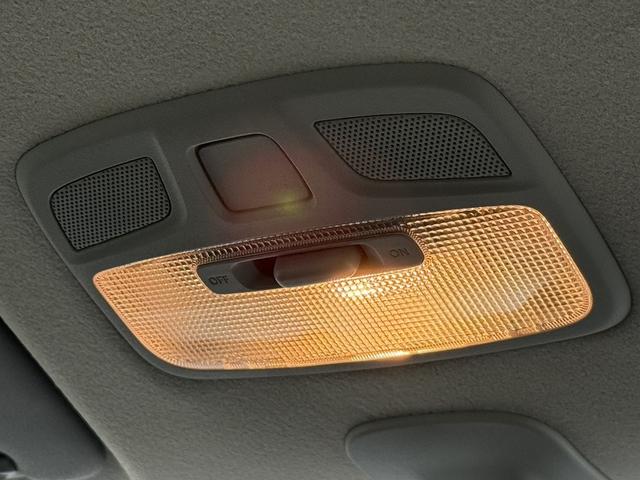 スイフト ＲＳ　５ＭＴ　セーフティーパッケージ　純正８インチナビ　フルセグ　衝突軽減ブレーキ　アダプティブクルーズコントロール　シートヒーター　純正１６インチアルミホイール　レーンアシスト　スマートキー　オートライト（66枚目）