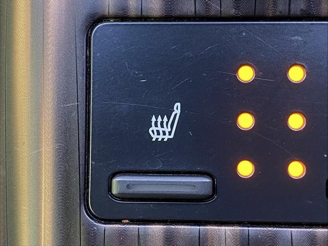 カムリ Ｇレザーパッケージ　１０インチディスプレイ　ＯＰベージュ革＆ブラウン内装　衝突軽減　運転支援システム　ブラインドスポット　レーダークルーズ　コーナーセンサー　ヒータ付きパワーシート　バックカメラ　オートマチックハイビーム（7枚目）