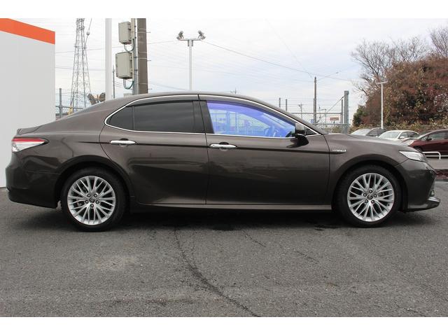 カムリ Ｇレザーパッケージ　１０インチディスプレイ　ＯＰベージュ革＆ブラウン内装　衝突軽減　運転支援システム　ブラインドスポット　レーダークルーズ　コーナーセンサー　ヒータ付きパワーシート　バックカメラ　オートマチックハイビーム（9枚目）