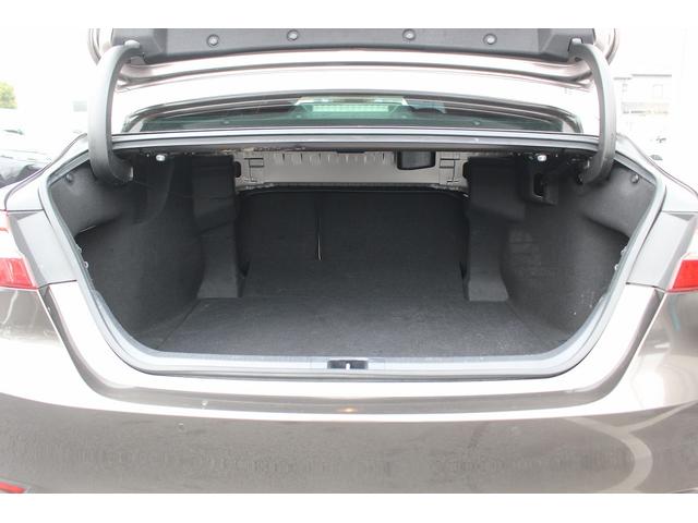 カムリ Ｇレザーパッケージ　１０インチディスプレイ　ＯＰベージュ革＆ブラウン内装　衝突軽減　運転支援システム　ブラインドスポット　レーダークルーズ　コーナーセンサー　ヒータ付きパワーシート　バックカメラ　オートマチックハイビーム（17枚目）