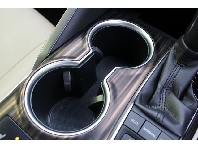 カムリ Ｇレザーパッケージ　１０インチディスプレイ　ＯＰベージュ革＆ブラウン内装　衝突軽減　運転支援システム　ブラインドスポット　レーダークルーズ　コーナーセンサー　ヒータ付きパワーシート　バックカメラ　オートマチックハイビーム（65枚目）