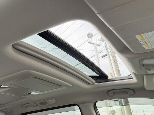 エルグランド ３５０ハイウェイスタープレミアム　禁煙車　１１型フリップダウンモニター　ツインサンルーフ　メモリー＆ヒーター付きレザーシート　両側スライド　衝突軽減ブレーキ　パワーテールゲート　ＡＣ１００Ｖ電源　レーダークルーズ　ビルトインＥＴＣ（6枚目）