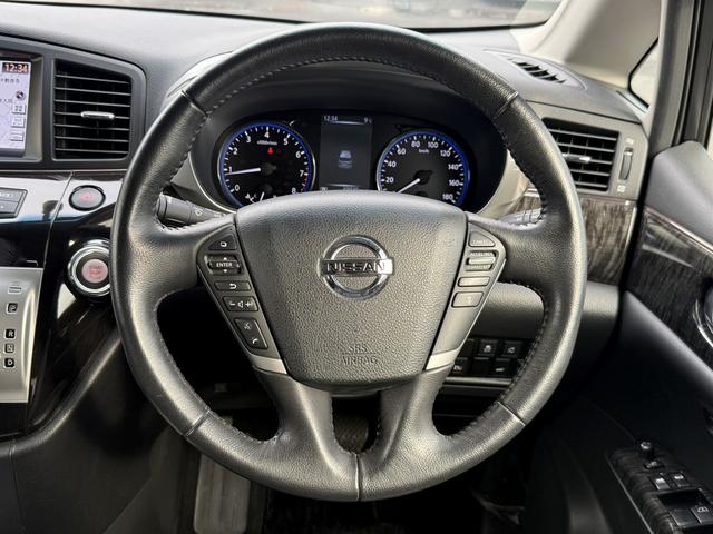 エルグランド ３５０ハイウェイスタープレミアム　禁煙車　１１型フリップダウンモニター　ツインサンルーフ　メモリー＆ヒーター付きレザーシート　両側スライド　衝突軽減ブレーキ　パワーテールゲート　ＡＣ１００Ｖ電源　レーダークルーズ　ビルトインＥＴＣ（20枚目）