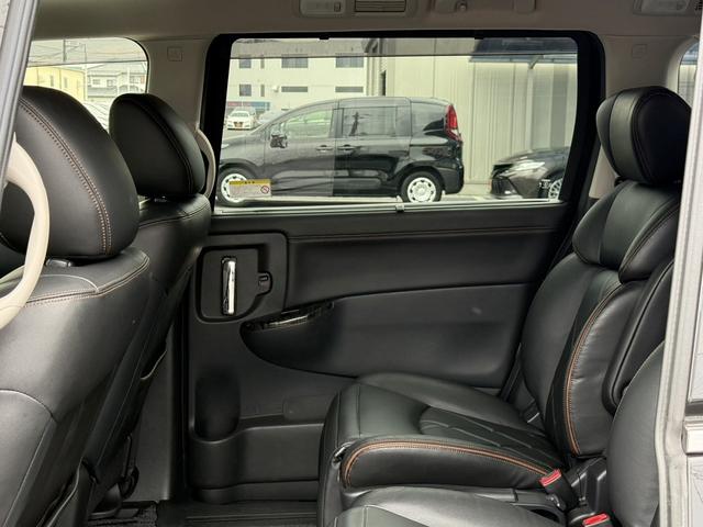 エルグランド ３５０ハイウェイスタープレミアム　禁煙車　１１型フリップダウンモニター　ツインサンルーフ　メモリー＆ヒーター付きレザーシート　両側スライド　衝突軽減ブレーキ　パワーテールゲート　ＡＣ１００Ｖ電源　レーダークルーズ　ビルトインＥＴＣ（42枚目）