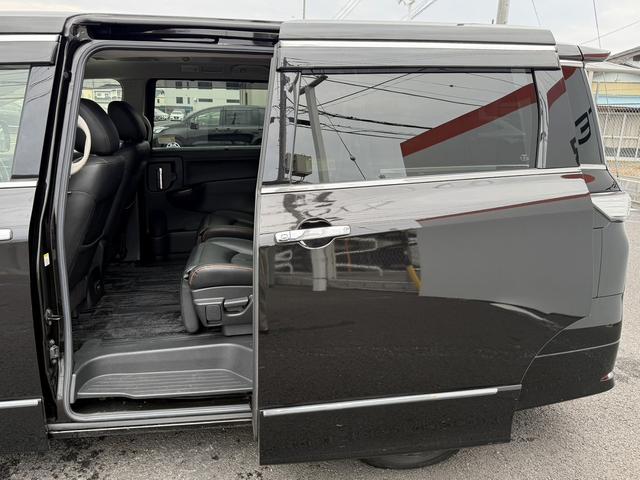 エルグランド ３５０ハイウェイスタープレミアム　禁煙車　１１型フリップダウンモニター　ツインサンルーフ　メモリー＆ヒーター付きレザーシート　両側スライド　衝突軽減ブレーキ　パワーテールゲート　ＡＣ１００Ｖ電源　レーダークルーズ　ビルトインＥＴＣ（43枚目）