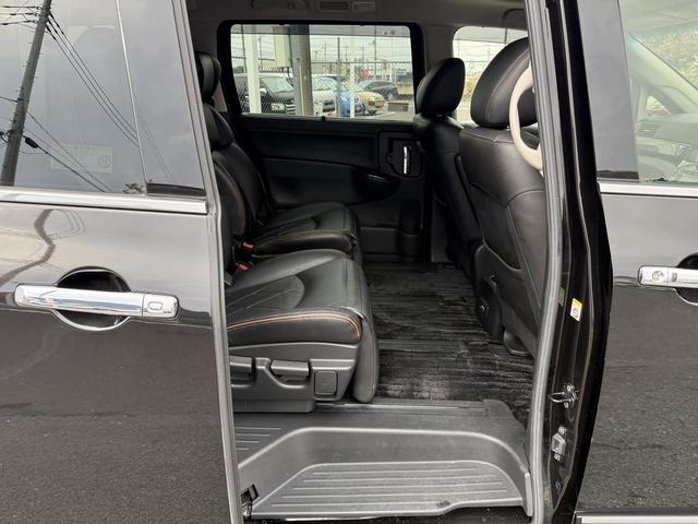 エルグランド ３５０ハイウェイスタープレミアム　禁煙車　１１型フリップダウンモニター　ツインサンルーフ　メモリー＆ヒーター付きレザーシート　両側スライド　衝突軽減ブレーキ　パワーテールゲート　ＡＣ１００Ｖ電源　レーダークルーズ　ビルトインＥＴＣ（45枚目）