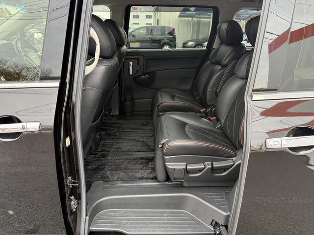 エルグランド ３５０ハイウェイスタープレミアム　禁煙車　１１型フリップダウンモニター　ツインサンルーフ　メモリー＆ヒーター付きレザーシート　両側スライド　衝突軽減ブレーキ　パワーテールゲート　ＡＣ１００Ｖ電源　レーダークルーズ　ビルトインＥＴＣ（49枚目）