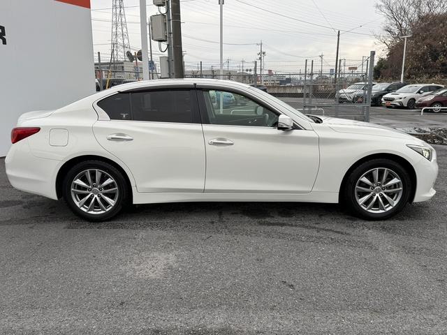 スカイライン ２００ＧＴ－ｔタイプＰ　禁煙車　純正８インチナビ　フルセグ　アラウンドビューカメラ　黒革シート　メモリ付きパワーシート　衝突軽減ブレーキ　運転支援システム　アダプティブクルーズコントロール　パーキングサポート　シートヒーター（9枚目）