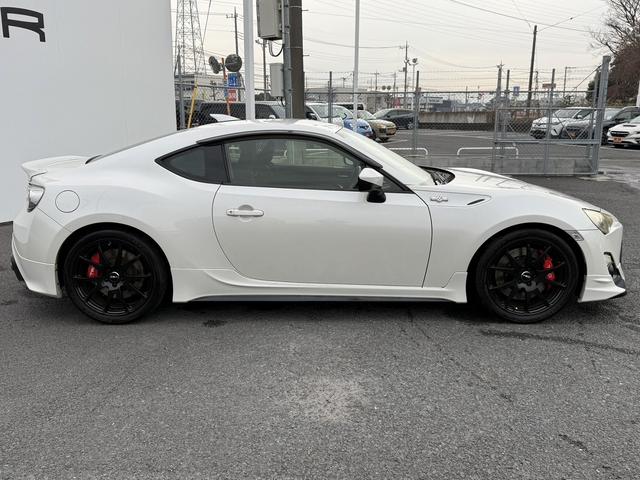 ８６ ＧＴ　禁煙車　６速ＭＴ　ＴＲＤフルエアロ　ＴＲＤマフラー　ＴＲＤキャリパー　ＲＥＣＡＲＯシート　社外ナビ　バックカメラ　フルセグ　ＴＲＤ１８インチアルミホイール　車高調　ＥＴＣ　Ｂｌｕｅｔｏｏｔｈ　スマキー（9枚目）