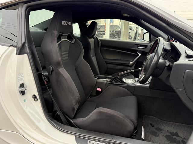 ８６ ＧＴ　禁煙車　６速ＭＴ　ＴＲＤフルエアロ　ＴＲＤマフラー　ＴＲＤキャリパー　ＲＥＣＡＲＯシート　社外ナビ　バックカメラ　フルセグ　ＴＲＤ１８インチアルミホイール　車高調　ＥＴＣ　Ｂｌｕｅｔｏｏｔｈ　スマキー（15枚目）