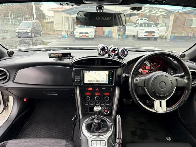 ８６ ＧＴ　禁煙車　６速ＭＴ　ＴＲＤフルエアロ　ＴＲＤマフラー　ＴＲＤキャリパー　ＲＥＣＡＲＯシート　社外ナビ　バックカメラ　フルセグ　ＴＲＤ１８インチアルミホイール　車高調　ＥＴＣ　Ｂｌｕｅｔｏｏｔｈ　スマキー（17枚目）