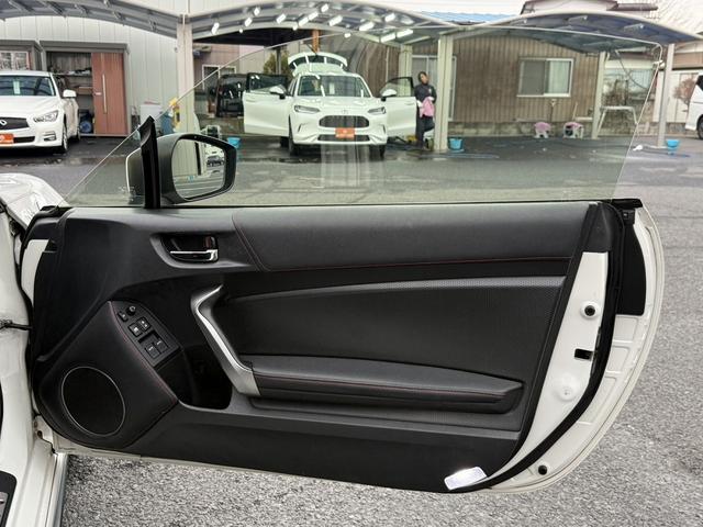 ８６ ＧＴ　禁煙車　６速ＭＴ　ＴＲＤフルエアロ　ＴＲＤマフラー　ＴＲＤキャリパー　ＲＥＣＡＲＯシート　社外ナビ　バックカメラ　フルセグ　ＴＲＤ１８インチアルミホイール　車高調　ＥＴＣ　Ｂｌｕｅｔｏｏｔｈ　スマキー（36枚目）