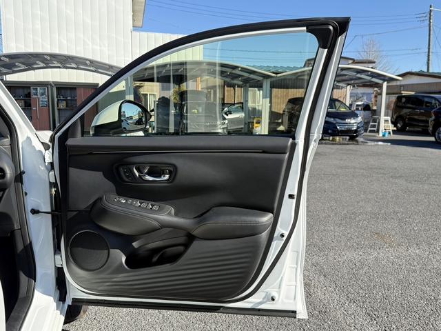 ＺＲ－Ｖ ｅ：ＨＥＶ　Ｚ　禁煙車　ヒーター付きパワーシート　純正９インチナビ　フルセグ　全方位カメラ　運転支援システム　衝突軽減ブレーキ　ステアリングヒーター　パワーバックドア　後退時アラート　パドルシフト　ワイヤレス充電器（37枚目）