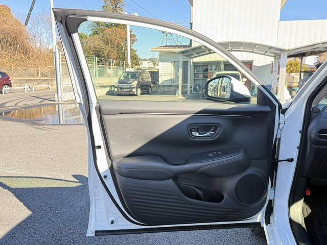 ＺＲ－Ｖ ｅ：ＨＥＶ　Ｚ　禁煙車　ヒーター付きパワーシート　純正９インチナビ　フルセグ　全方位カメラ　運転支援システム　衝突軽減ブレーキ　ステアリングヒーター　パワーバックドア　後退時アラート　パドルシフト　ワイヤレス充電器（41枚目）