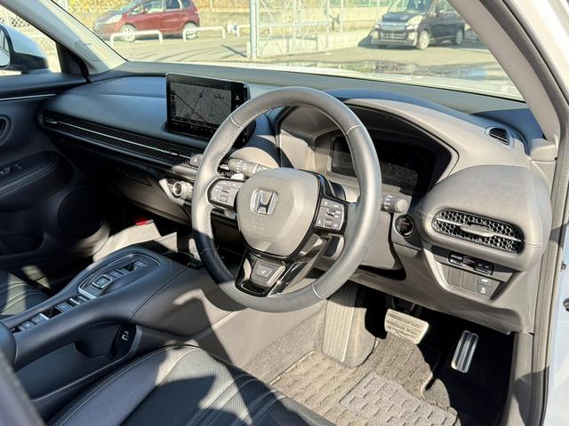 ＺＲ－Ｖ ｅ：ＨＥＶ　Ｚ　禁煙車　ヒーター付きパワーシート　純正９インチナビ　フルセグ　全方位カメラ　運転支援システム　衝突軽減ブレーキ　ステアリングヒーター　パワーバックドア　後退時アラート　パドルシフト　ワイヤレス充電器（43枚目）