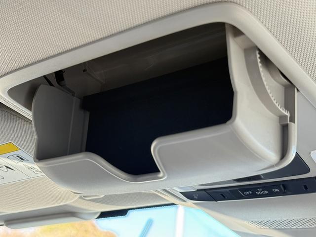 ＺＲ－Ｖ ｅ：ＨＥＶ　Ｚ　禁煙車　ヒーター付きパワーシート　純正９インチナビ　フルセグ　全方位カメラ　運転支援システム　衝突軽減ブレーキ　ステアリングヒーター　パワーバックドア　後退時アラート　パドルシフト　ワイヤレス充電器（71枚目）