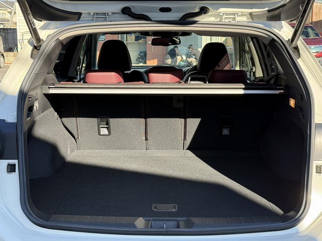 レヴォーグ ＳＴＩスポーツ　ＥＸ　純正１１．６インチナビ　フルセグ　フロントサイドバックカメラ　メモリー＆ヒーター付き電動付き赤黒革シート　パワーテールゲート　運転支援　衝突軽減　レーダークルーズ　ドライバーモニタリングシステム（17枚目）