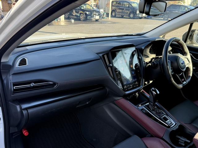 レヴォーグ ＳＴＩスポーツ　ＥＸ　純正１１．６インチナビ　フルセグ　フロントサイドバックカメラ　メモリー＆ヒーター付き電動付き赤黒革シート　パワーテールゲート　運転支援　衝突軽減　レーダークルーズ　ドライバーモニタリングシステム（45枚目）