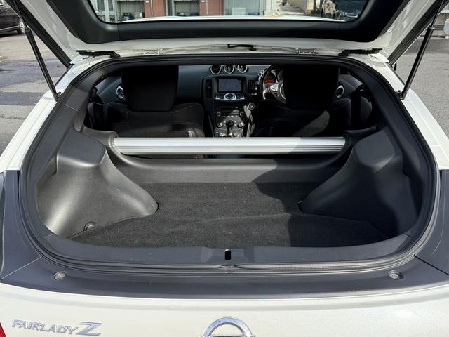 フェアレディＺ ベースグレード　禁煙車　６速ＭＴ　純正ナビ　フルセグ　バックカメラ　ＨＩＤオートライト　フォグライト　Ｂｌｕｅｔｏｏｔｈ接続　ミュージックサーバー　ＣＤ＆ＤＶＤ再生　ハンズフリー通話　横滑り防止　ステアリングスイッチ（17枚目）