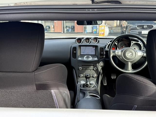 フェアレディＺ ベースグレード　禁煙車　６速ＭＴ　純正ナビ　フルセグ　バックカメラ　ＨＩＤオートライト　フォグライト　Ｂｌｕｅｔｏｏｔｈ接続　ミュージックサーバー　ＣＤ＆ＤＶＤ再生　ハンズフリー通話　横滑り防止　ステアリングスイッチ（18枚目）