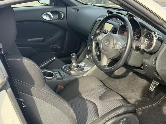 フェアレディＺ ベースグレード　禁煙車　６速ＭＴ　純正ナビ　フルセグ　バックカメラ　ＨＩＤオートライト　フォグライト　Ｂｌｕｅｔｏｏｔｈ接続　ミュージックサーバー　ＣＤ＆ＤＶＤ再生　ハンズフリー通話　横滑り防止　ステアリングスイッチ（38枚目）