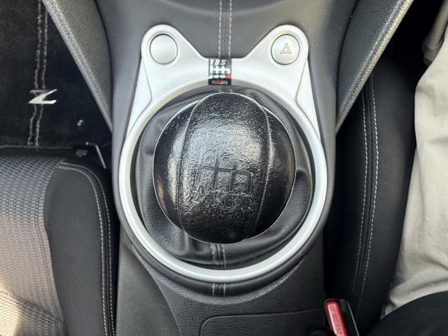 フェアレディＺ ベースグレード　禁煙車　６速ＭＴ　純正ナビ　フルセグ　バックカメラ　ＨＩＤオートライト　フォグライト　Ｂｌｕｅｔｏｏｔｈ接続　ミュージックサーバー　ＣＤ＆ＤＶＤ再生　ハンズフリー通話　横滑り防止　ステアリングスイッチ（51枚目）