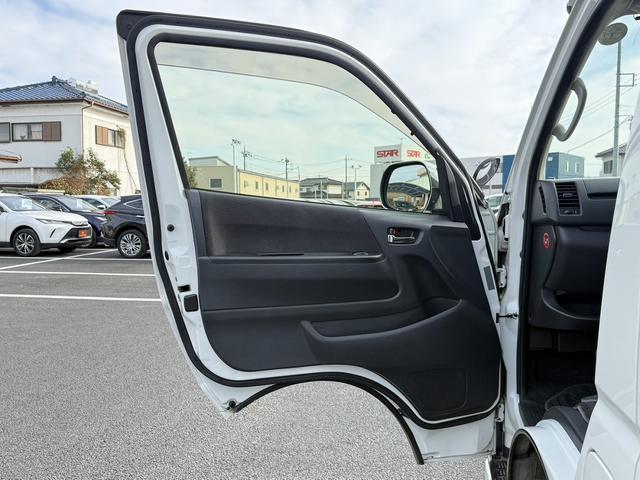 ハイエースバン ロングスーパーＧＬ　禁煙車　ＬＥＤヘッドライト　オプション助手席エアバック　ＡＣ１００Ｖ電源　社外ナビ　バックカメラ　両側スライドドア　オートエアコン　ビルドインＥＴＣ２．０　ＵＳＢ端子　ハンズフリー通話　電格ミラー（42枚目）