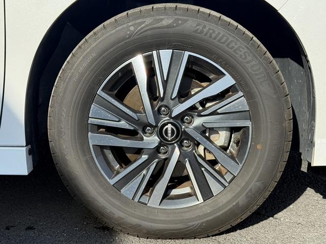 セレナ ｅ－パワー　ハイウェイスターＶ　禁煙車　プロパイロット　ハンズフリー両側電動スライドドア　インテリジェントエマージェンシーブレーキ　純正１６インチアルミホイール　ナビ　バックカメラ　ＥＴＣ　ＵＳＢ電源ソケット　ＬＥＤヘッドライト（14枚目）