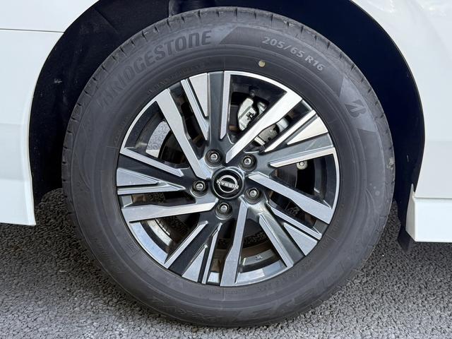 セレナ ｅ－パワー　ハイウェイスターＶ　禁煙車　プロパイロット　ハンズフリー両側電動スライドドア　インテリジェントエマージェンシーブレーキ　純正１６インチアルミホイール　ナビ　バックカメラ　ＥＴＣ　ＵＳＢ電源ソケット　ＬＥＤヘッドライト（30枚目）