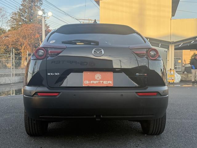 ＭＸ－３０ロータリーＥＶ エディションＲ　禁煙車　純正１０．２５インチディスプレイ　ＢＯＳＥサウンド　フルセグ　アラウンドビューカメラ　ステアリングヒーター　ハーフレザー　メモリ機能付パワーシート　ＥＴＣ　シートヒーター　衝突軽減ブレーキ（12枚目）