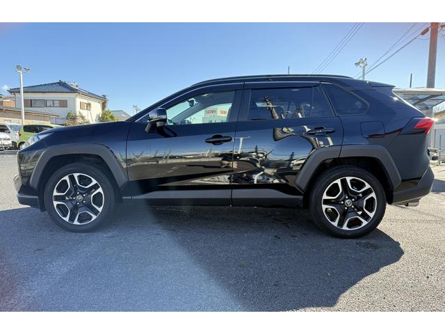 ＲＡＶ４ アドベンチャー　禁煙車　純正９インチナビ　フルセグ　バックカメラ　黒革シート　パワーシート　シートエアコン　衝突軽減ブレーキ　ロードサイドアシスト　ブラインドスポットモニター　ビルドインＥＴＣ２．０　シートヒーター（11枚目）