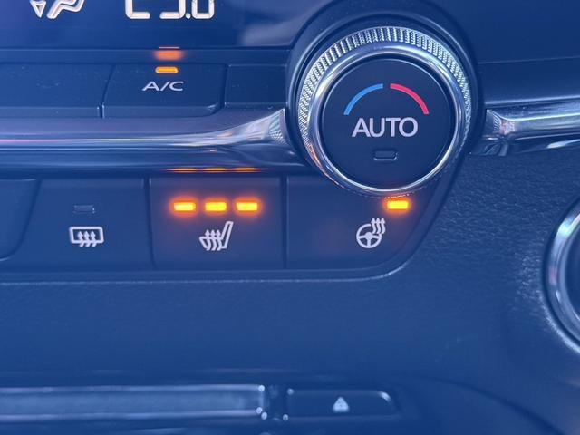 ＭＡＺＤＡ３ファストバック ２０Ｓバーガンディ　セレクション　禁煙車　３６０度セーフティパッケージ　純正８．８インチナビ　レッドパーフォレーション革シート　レッドインパネミドルパット　ＤＶＤ／ＣＤプレイヤー　ブラインドスポットモニタリング　レーダークルーズ（5枚目）