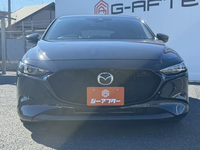 ＭＡＺＤＡ３ファストバック ２０Ｓバーガンディ　セレクション　禁煙車　３６０度セーフティパッケージ　純正８．８インチナビ　レッドパーフォレーション革シート　レッドインパネミドルパット　ＤＶＤ／ＣＤプレイヤー　ブラインドスポットモニタリング　レーダークルーズ（8枚目）