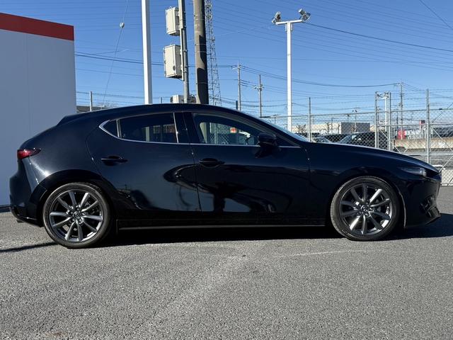 ＭＡＺＤＡ３ファストバック ２０Ｓバーガンディ　セレクション　禁煙車　３６０度セーフティパッケージ　純正８．８インチナビ　レッドパーフォレーション革シート　レッドインパネミドルパット　ＤＶＤ／ＣＤプレイヤー　ブラインドスポットモニタリング　レーダークルーズ（9枚目）