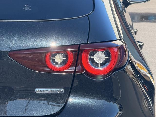 ＭＡＺＤＡ３ファストバック ２０Ｓバーガンディ　セレクション　禁煙車　３６０度セーフティパッケージ　純正８．８インチナビ　レッドパーフォレーション革シート　レッドインパネミドルパット　ＤＶＤ／ＣＤプレイヤー　ブラインドスポットモニタリング　レーダークルーズ（13枚目）