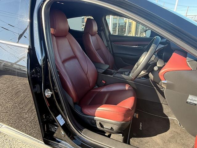 ＭＡＺＤＡ３ファストバック ２０Ｓバーガンディ　セレクション　禁煙車　３６０度セーフティパッケージ　純正８．８インチナビ　レッドパーフォレーション革シート　レッドインパネミドルパット　ＤＶＤ／ＣＤプレイヤー　ブラインドスポットモニタリング　レーダークルーズ（15枚目）