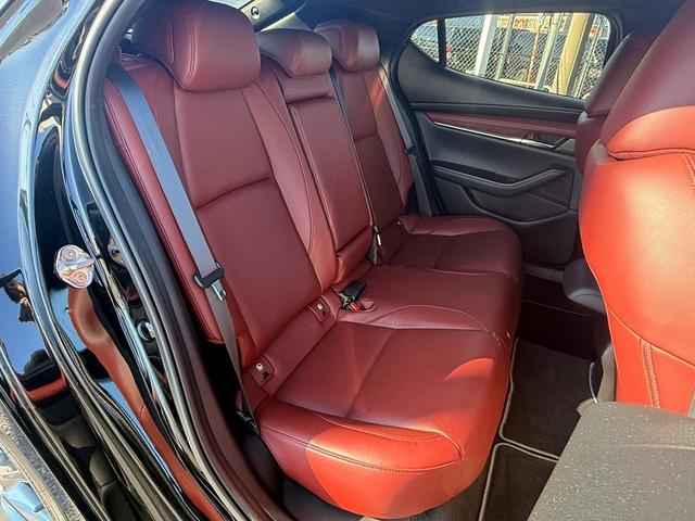 ＭＡＺＤＡ３ファストバック ２０Ｓバーガンディ　セレクション　禁煙車　３６０度セーフティパッケージ　純正８．８インチナビ　レッドパーフォレーション革シート　レッドインパネミドルパット　ＤＶＤ／ＣＤプレイヤー　ブラインドスポットモニタリング　レーダークルーズ（16枚目）